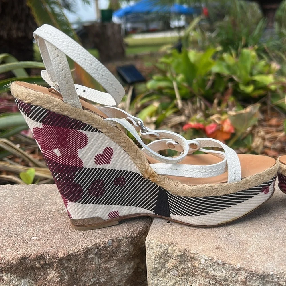Burberry Nova Check Heart Wedges COA